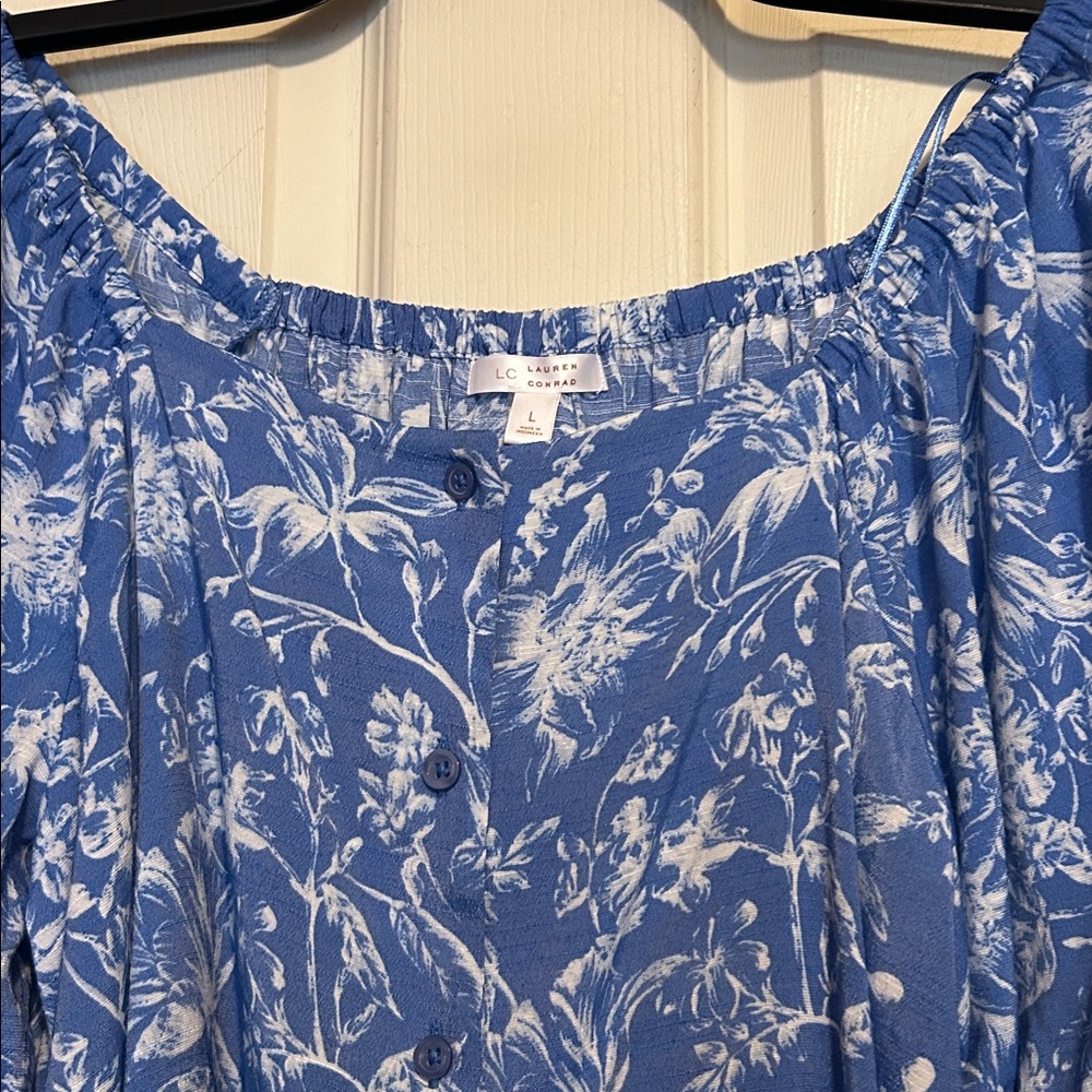 LC Lauren Conrad Top Size Large Blue Floral - Picture 2 of 8